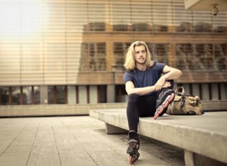 Elegancki spos&oacute;b na dobr&aogon; form&eogon;: rolki m&eogon;skie. Poznaj korzy&sacute;ci!